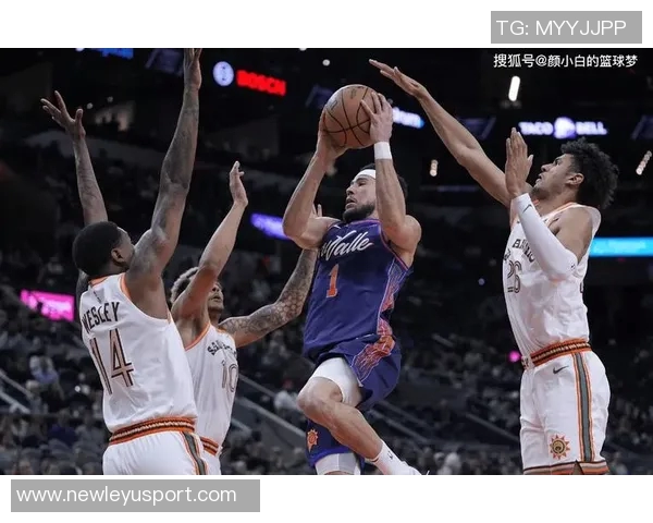 布克半场表现平平仅得8分2板5助球队状态堪忧需加强进攻效率